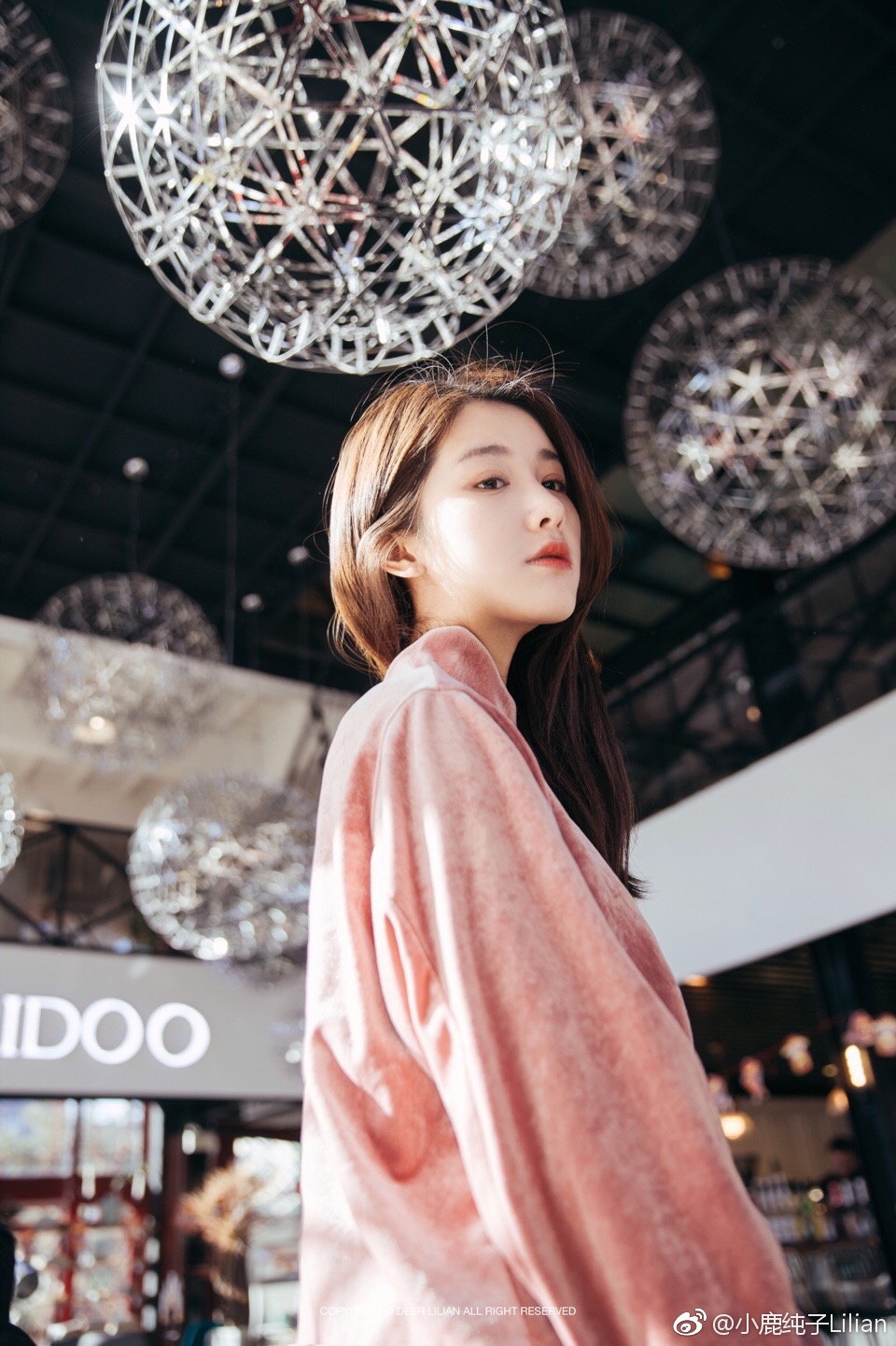 "跟喜欢的人说春节快乐和跟她说我喜欢你有什么区别"摄影:@小鹿纯子