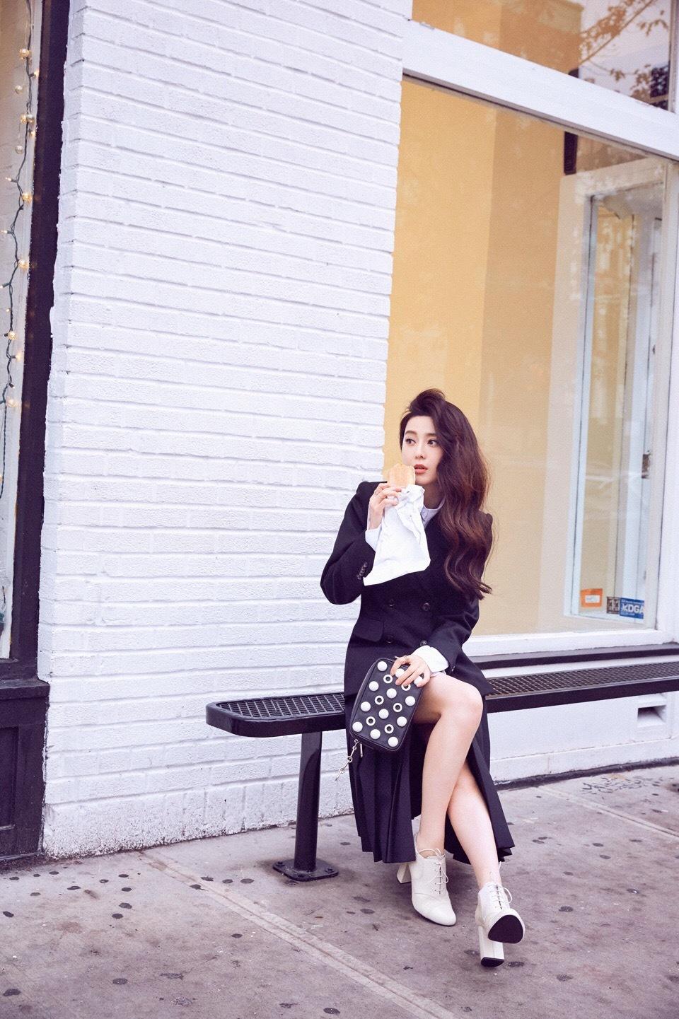 范冰冰穿宽松t恤配牛仔短裤显出粗短腿网友看不下去了