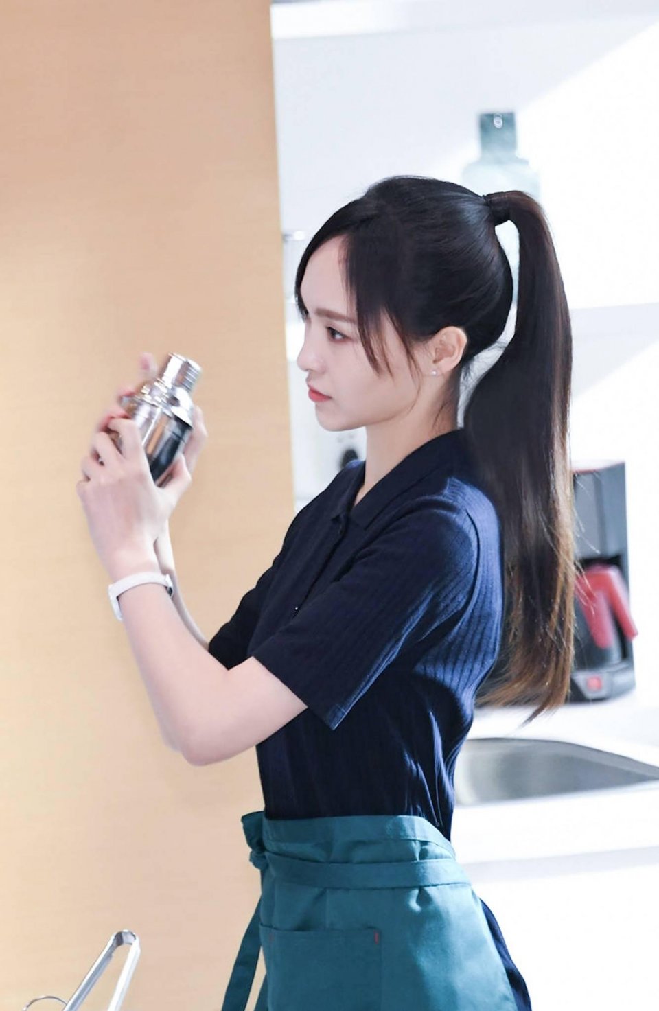 她在发型上面也是很喜欢露出自己的侧面,我们经常看到的唐嫣不是长