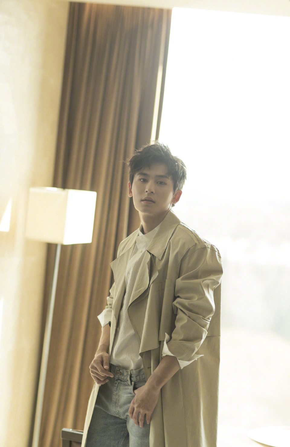 张哲瀚穿风衣秀出2米8大长腿,"流星雨"的张翰都没他会穿