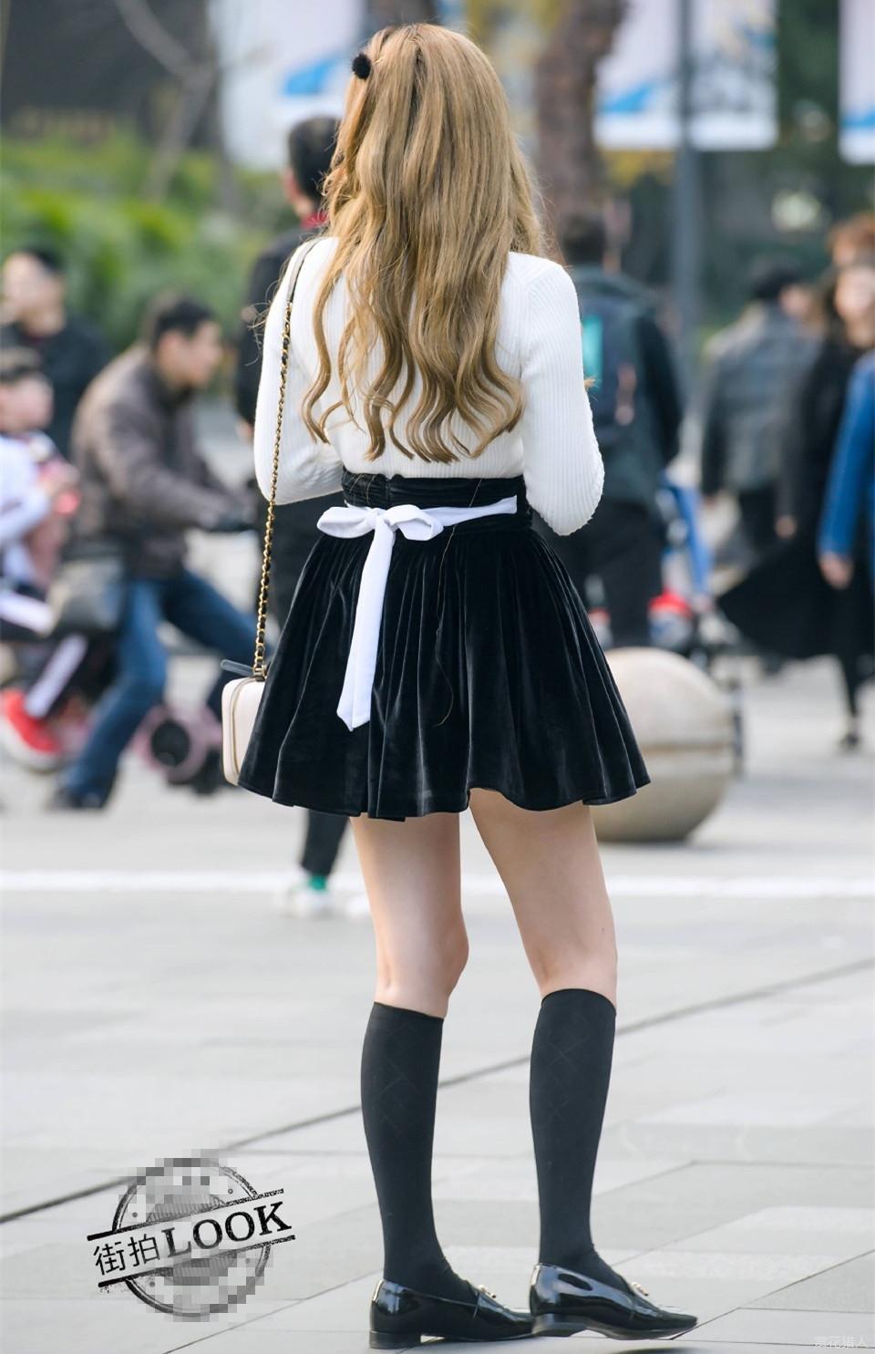 街拍百褶裙美女学妹男同学们很难集中注意力听课