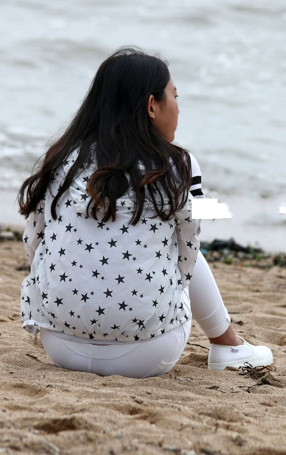 白色紧身裤勾勒出笔直美腿清新素雅的气质太惹眼