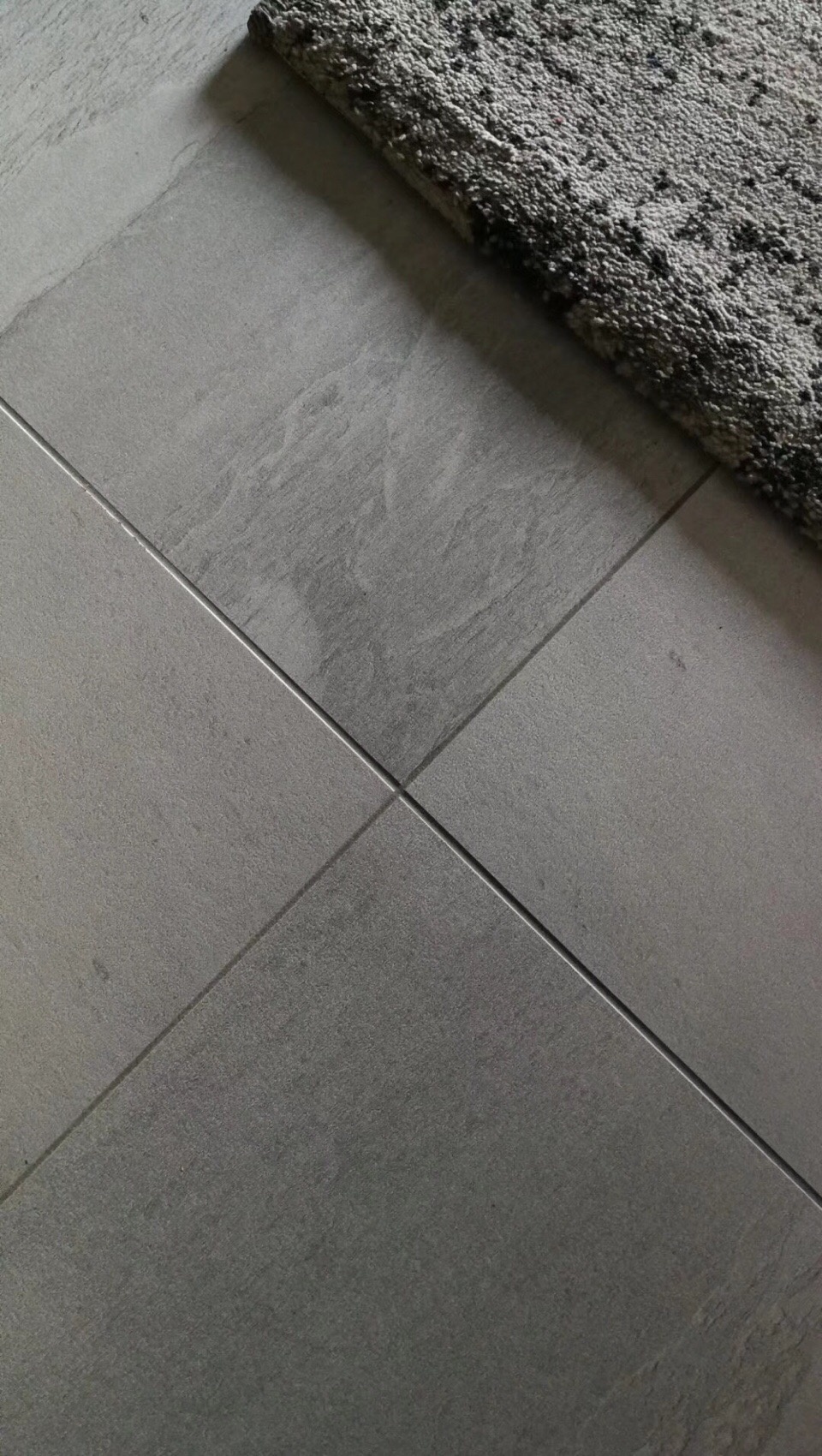 这个设计细节不错,灰色的填缝剂,最是耐脏了.