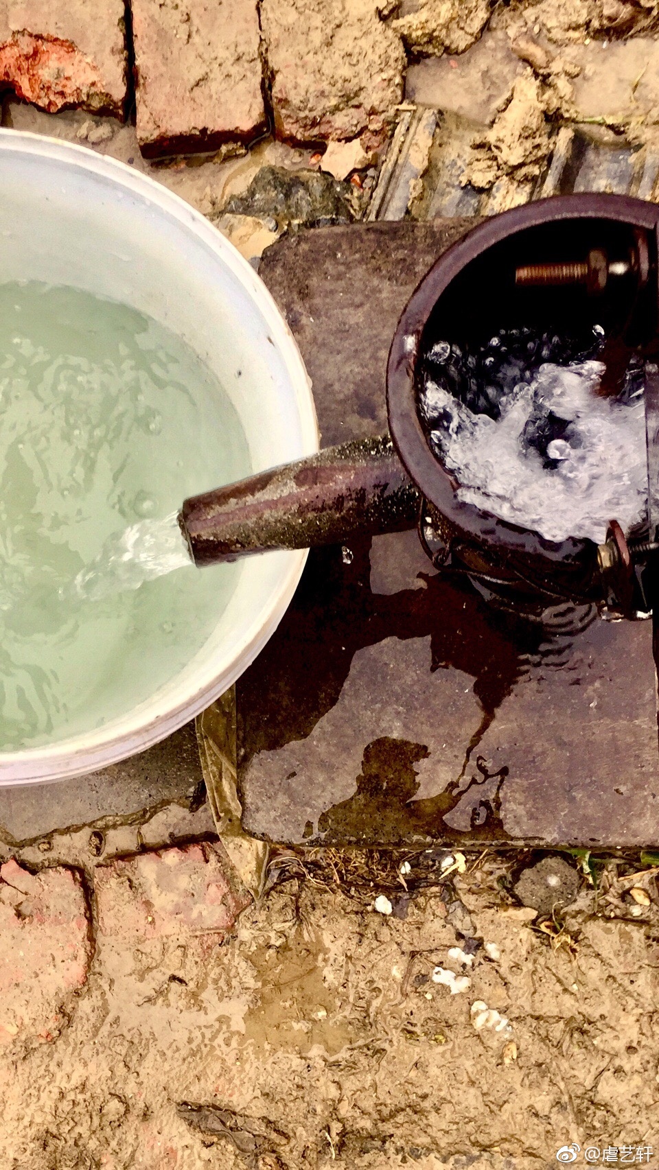 儿时有走村串户的打井人,开着机器|压水井|艺轩|摄影_新浪新闻