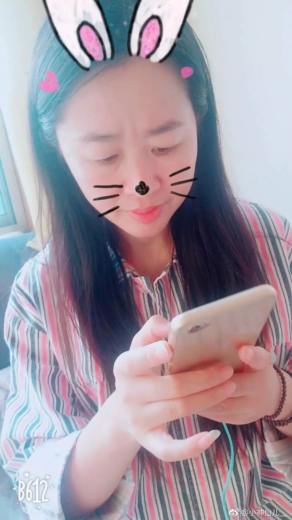 是不是全世界的妈妈都喜欢用这种姿势玩手机?