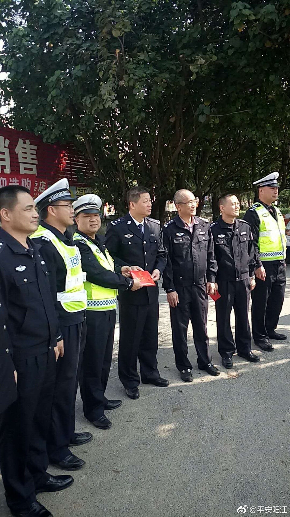 副市长,市公安局局长梁进海深入基层慰问