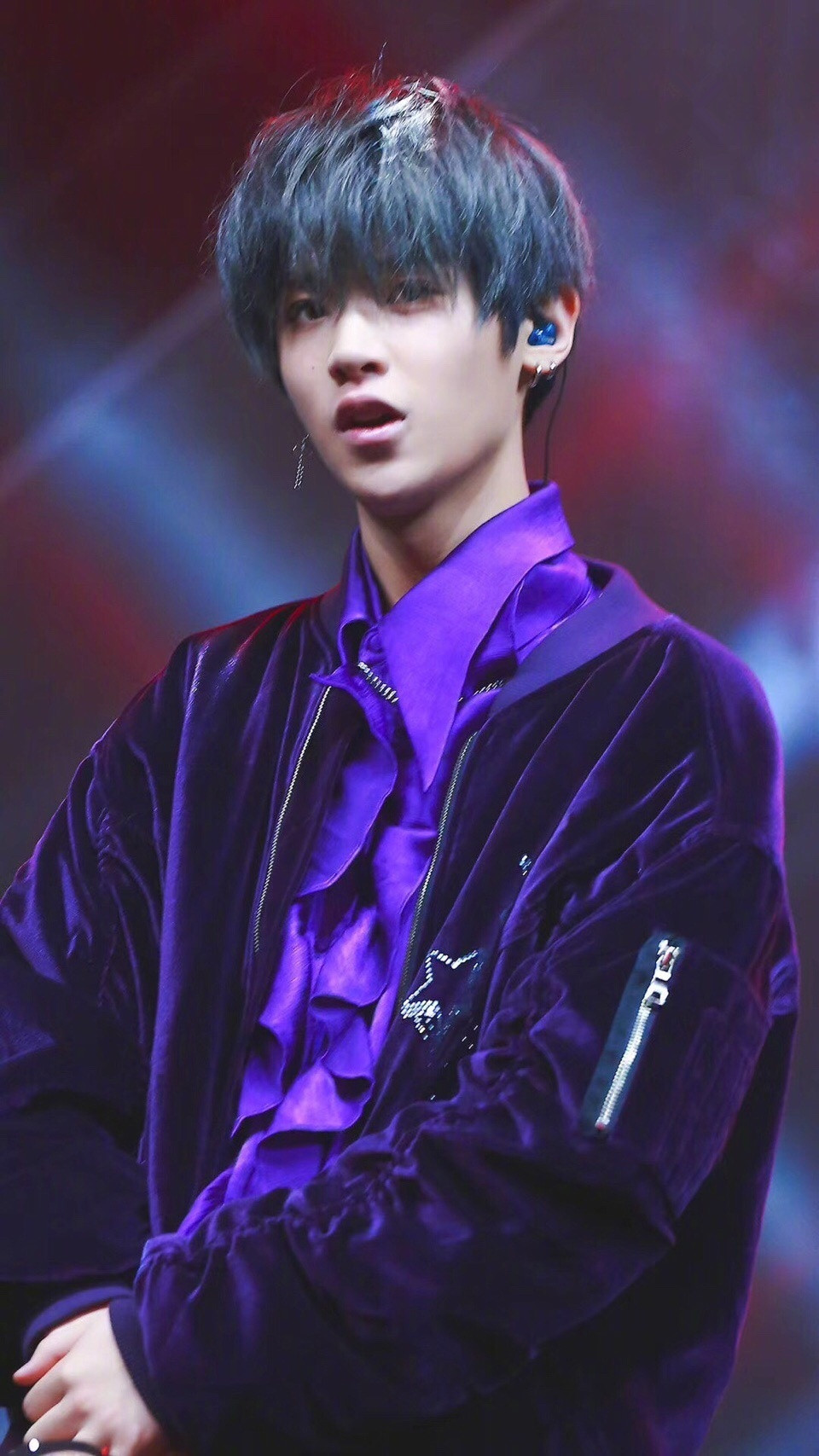 justin黄明昊巴比龙舞台炸裂蓝发小可爱惊艳众人