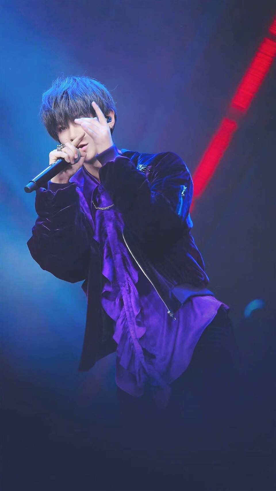 justin黄明昊巴比龙舞台炸裂蓝发小可爱惊艳众人