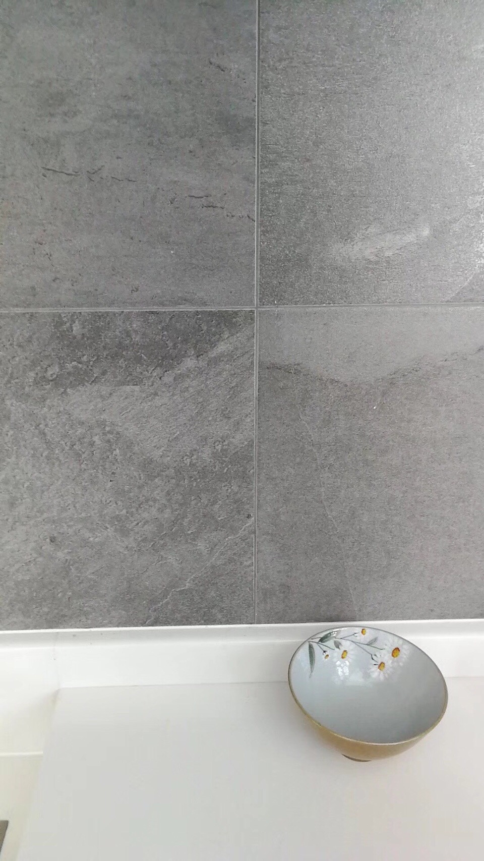 这个设计细节不错,灰色的填缝剂,最是耐脏了.