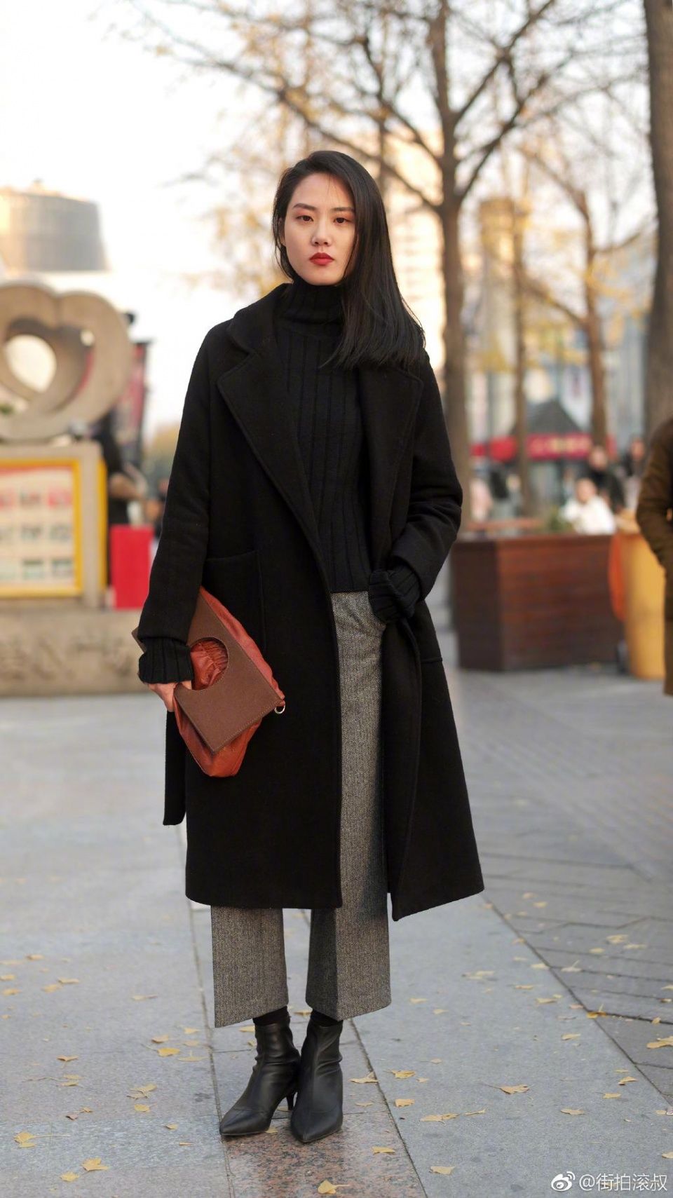 黑色羽绒服的穿搭（黑色羽绒服街拍）-第2张图片-潮百科
