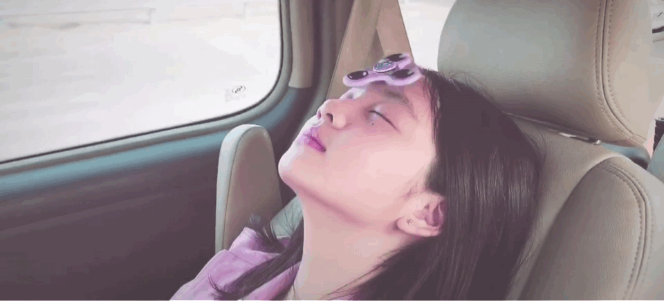 孙莉晒多多小视频,多多一颦一笑都好美,太像妈妈了!