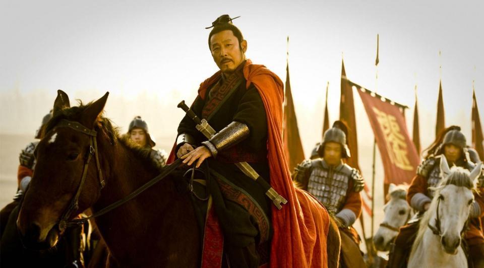 高帝就派使者秘密地送给阏氏很多礼物,阏氏就对冒顿说:"两方的君王不