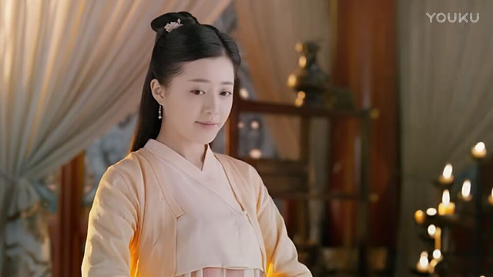 这是绿袖公主,她对夜华的爱比较浅显,与其说她爱夜华倒不如说她爱夜华