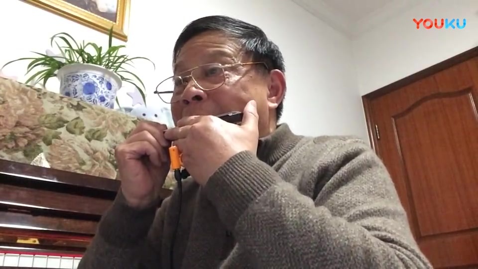 大叔用口琴吹奏《一壶老酒》听一次哭一次,让多少游子黯然泪下