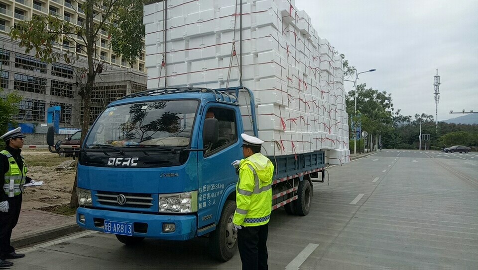 货车超高装载泡沫塑料保亭交警严格执法|交警|泡沫塑料|保亭_新浪新闻