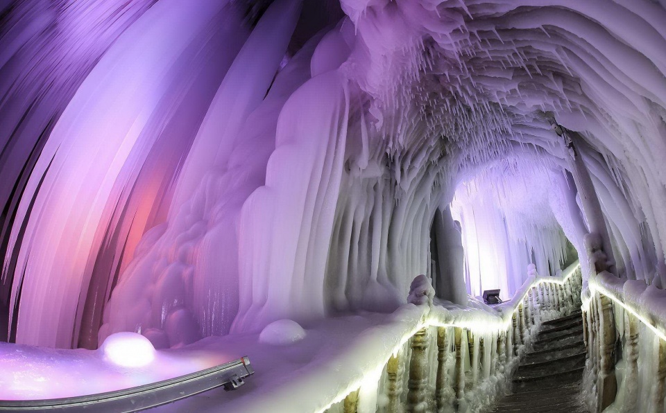 此冰洞形成于三百万年前,即使三伏炎夏,洞内依然冰雕玉砌