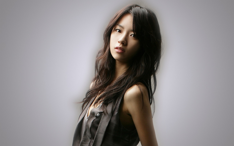 庚戌大运中,庚金透干与日元甲木相冲极其不利婚恋,偏官代表女命不稳定