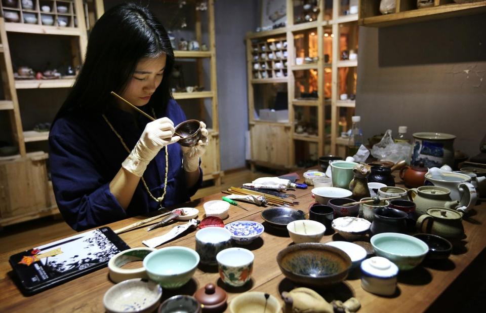 90后美女金缮修复师 修一个残杯需半年|修复|瓷器|土漆_新浪新闻
