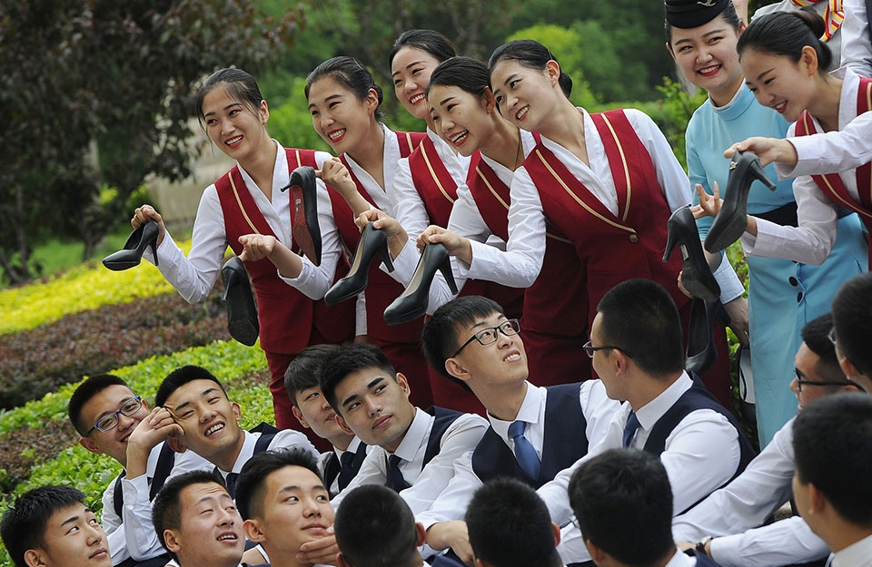 山西省太原市,空乘专业的毕业生们身着空姐制服拍摄创意毕业照,以此