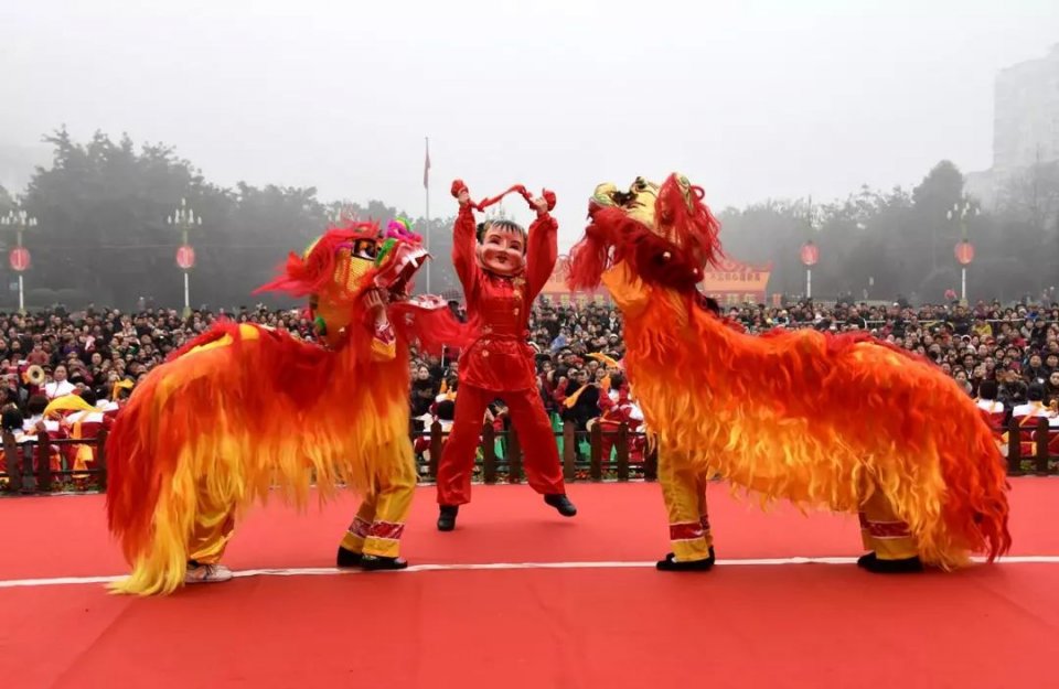 今日(3月2日)是元宵节,舞龙灯,玩狮子都是元宵节传统民俗,数千市民在