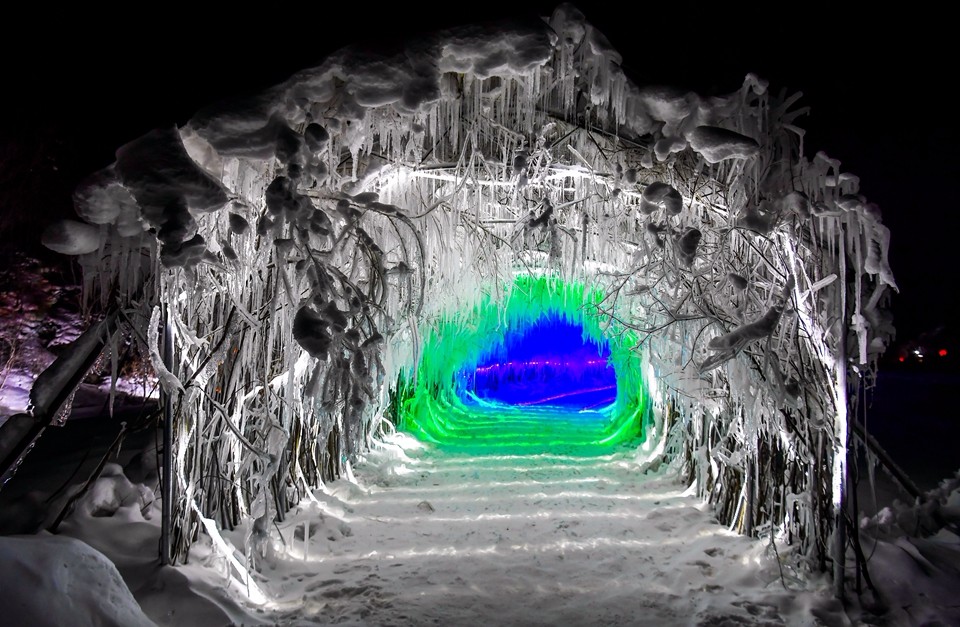 吉林雪村现百米冰窟 犹入梦境