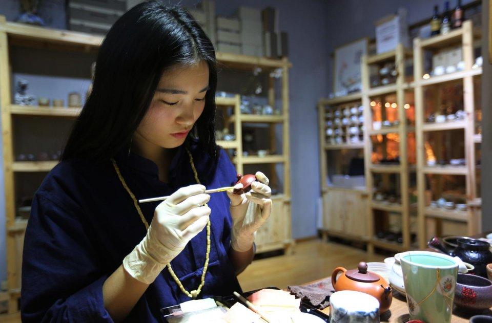 90后美女金缮修复师 修一个残杯需半年|修复|瓷器|土漆_新浪新闻
