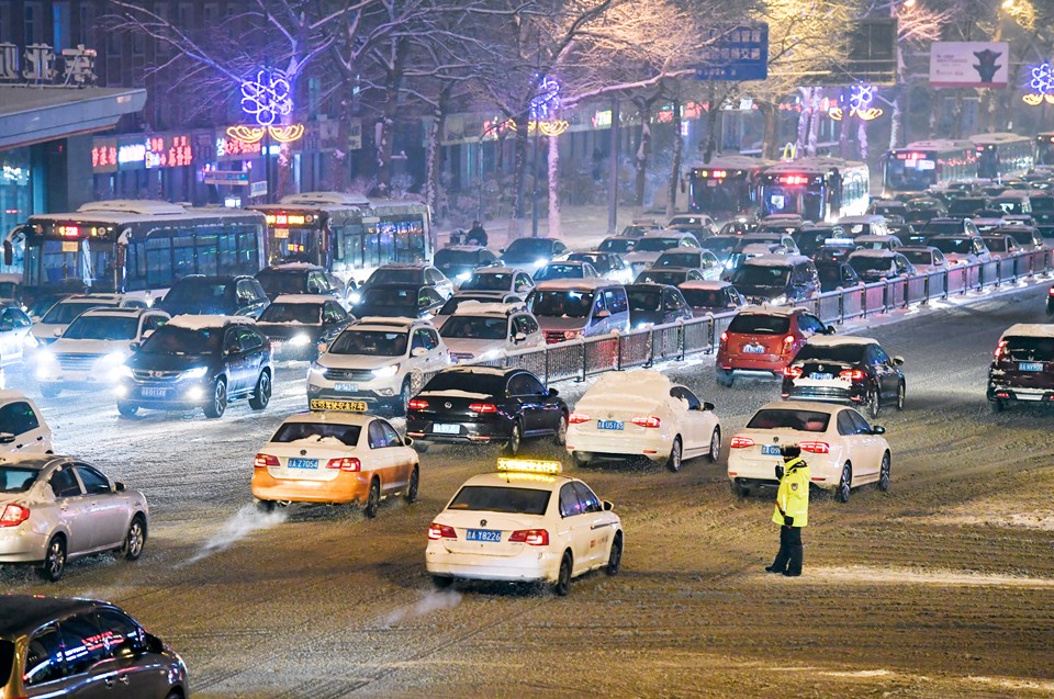 长春暴雪袭城 早高峰提前 交警疏导交通保通畅