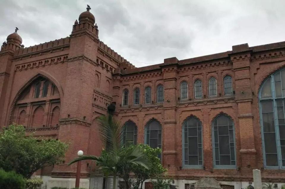 3巴德夏希清真寺巴德夏希清真寺是巴基斯坦最大的清真寺,位于拉合尔