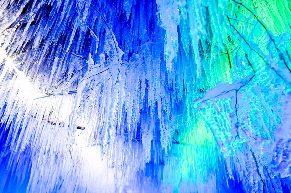 在吉林省敦化老白山一处景区里,一条长达200米的冰雪溶洞引发过往游客