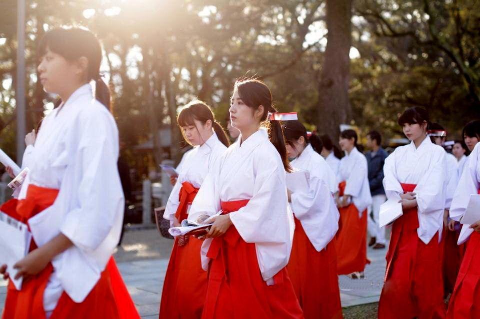 实拍日本“巫女”|巫女|神道教|实拍_新浪新闻