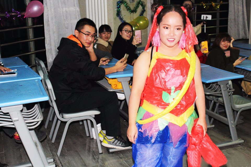 高校环保时装秀塑料袋纸盒都能当衣服穿