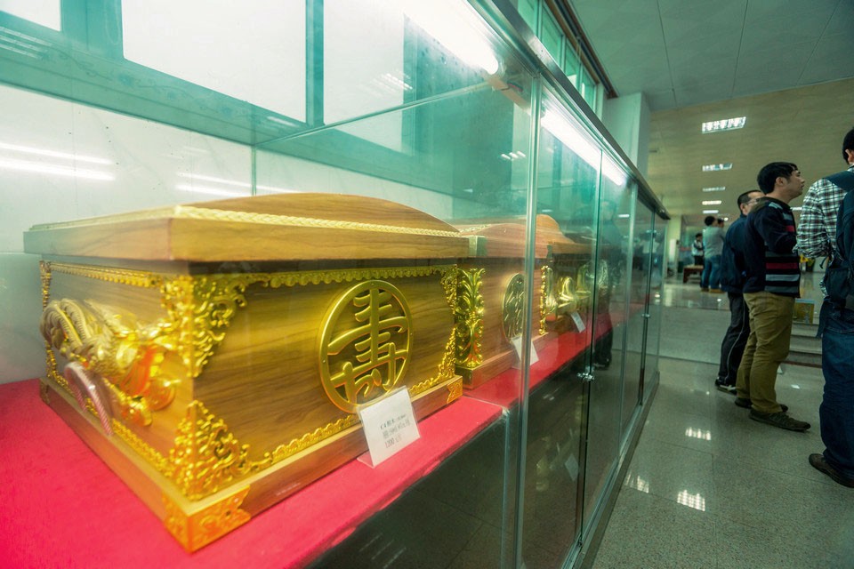 在护理间内,化妆师为逝者整理,美化遗容;遗体在千度高温的火化炉中化