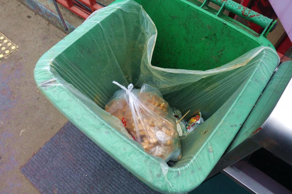 红衣女子的善心就这样被老人扔进了垃圾桶里,看了让人心寒.