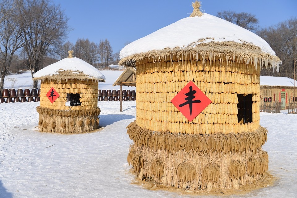 吉林雪乡农民万元采购2万个玉米打造"黄金屋"