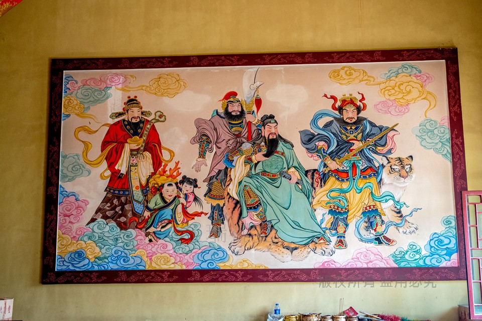 沧州财神庙,2个武财神1个文财神共处一室,善男信女该信谁拜谁呢