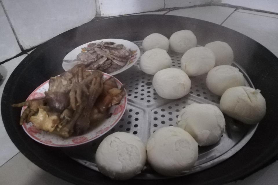 婆婆锅里热菜和馒头,都是前几天吃剩下的菜,对于穷人而言,是不舍得