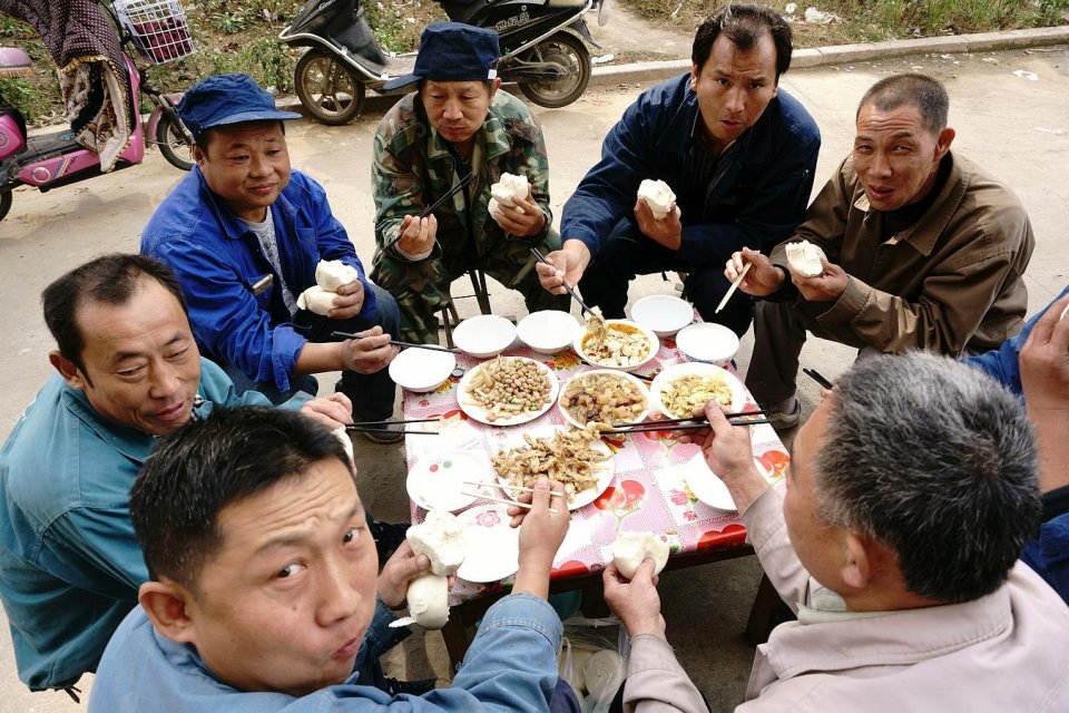 实拍路边店民工午餐,感觉比酒店吃得都好,6桌饭菜你喜欢那个