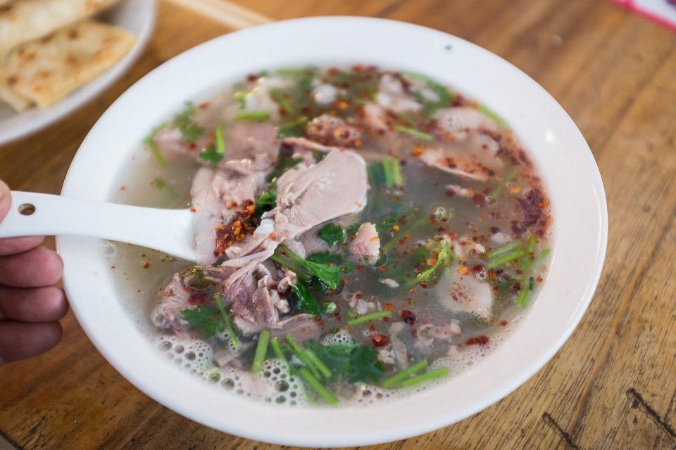 夫妻俩早市卖单县羊肉汤,10块钱一大碗,半天卖掉两只羊