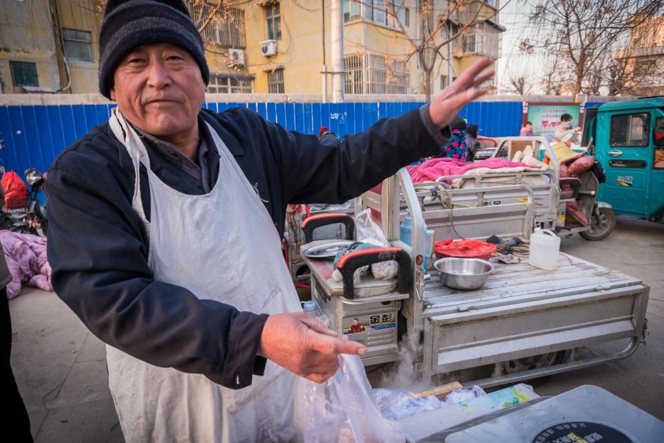 逛冬天早市尝遍稀罕美食,酱牛肉38元老咸菜6元,看看还有啥