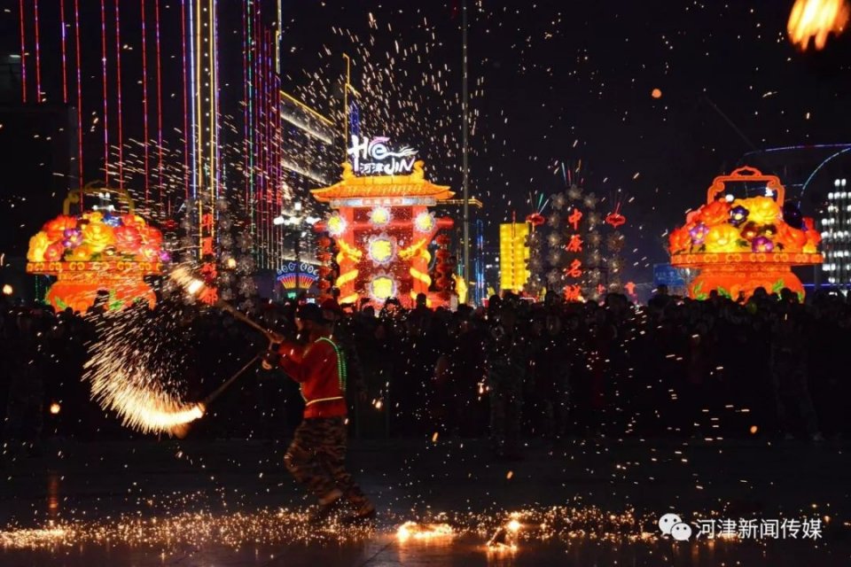 河津市举行2018年元宵节转花灯表演