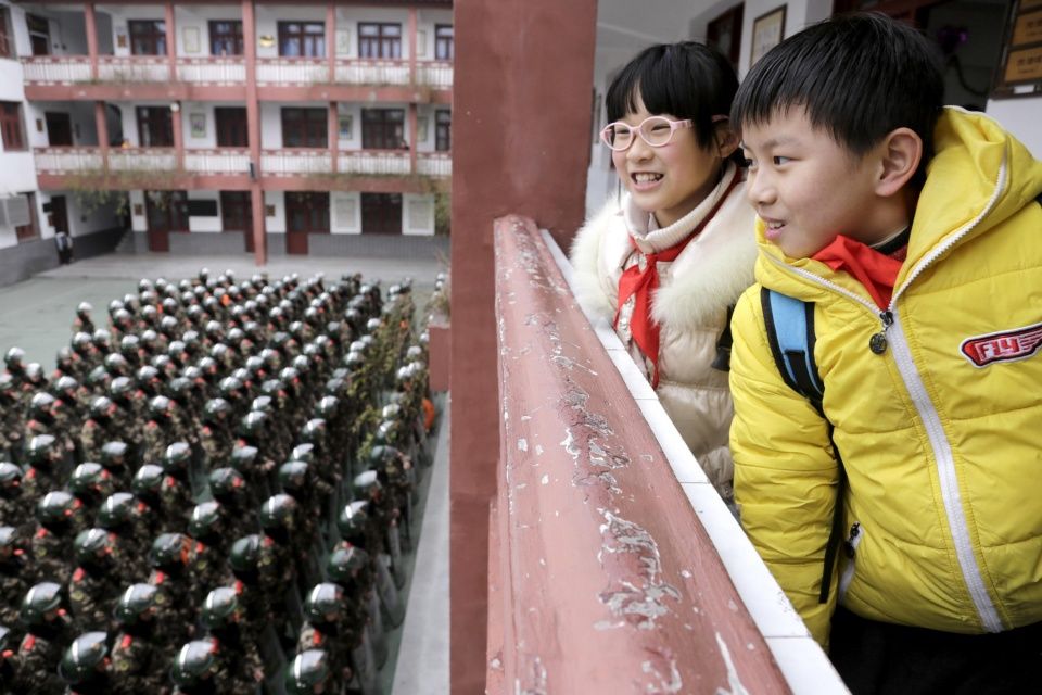南京夫子庙元宵人山人海 武警叠人墙保平安!