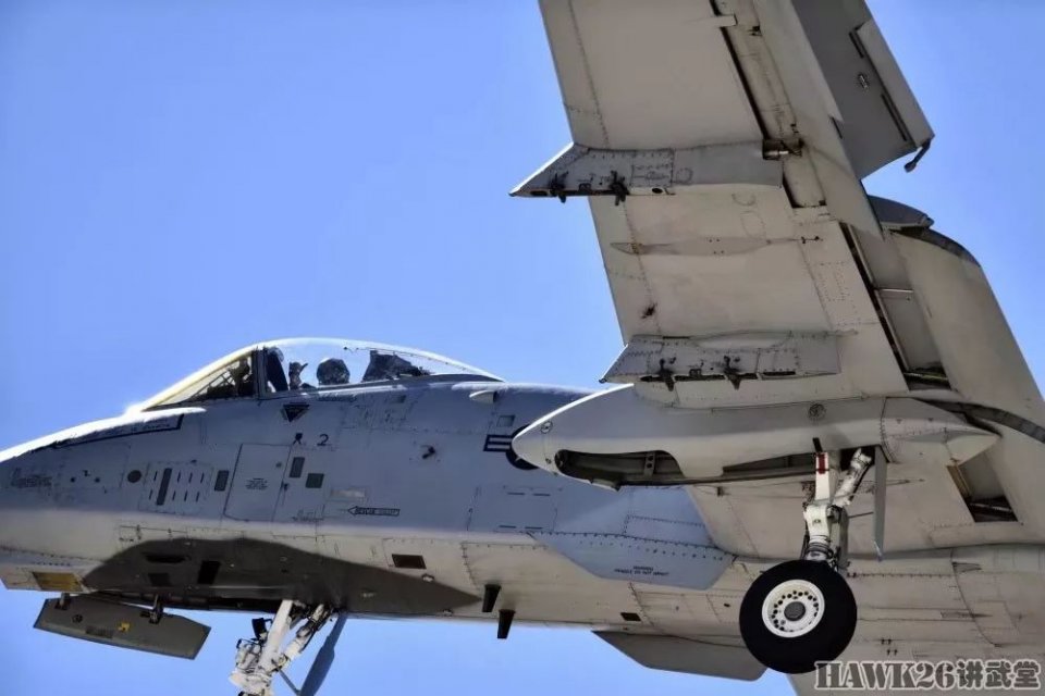 a-10攻击机放下起落架准备着陆.f-86"佩刀"正在着陆.