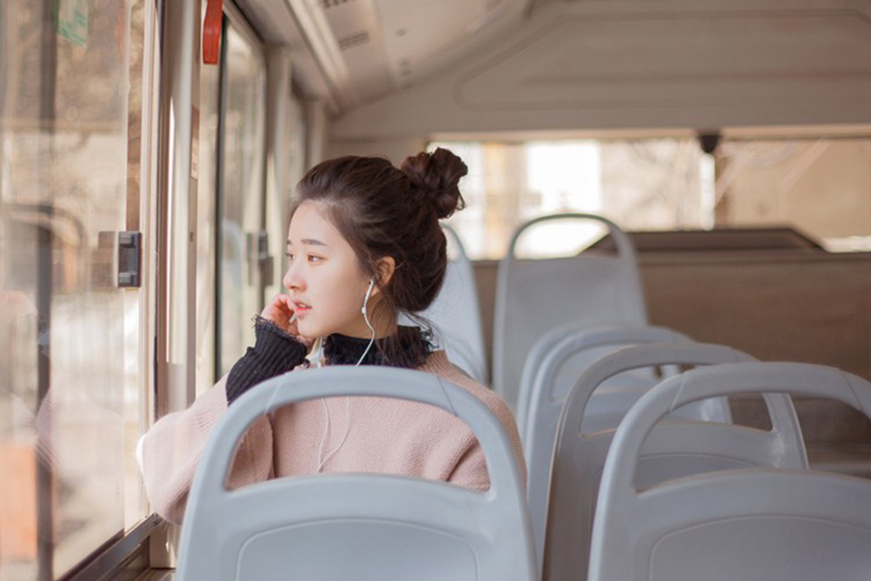 公交车上戴耳机浪漫粉色少女唯美写真