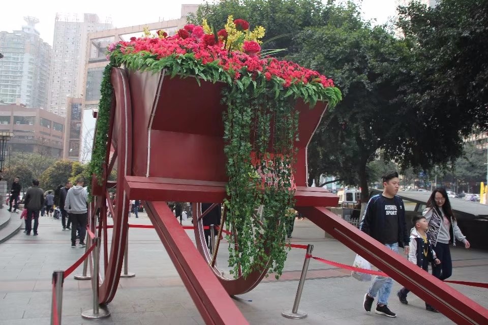 重庆现紫檀木打造成巨型"花车盆栽" 吸引不少市民围观拍照合影