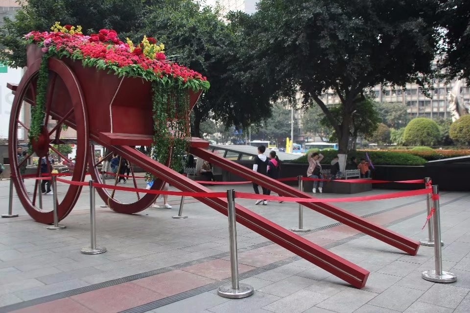 重庆现紫檀木打造成巨型"花车盆栽" 吸引不少市民围观拍照合影