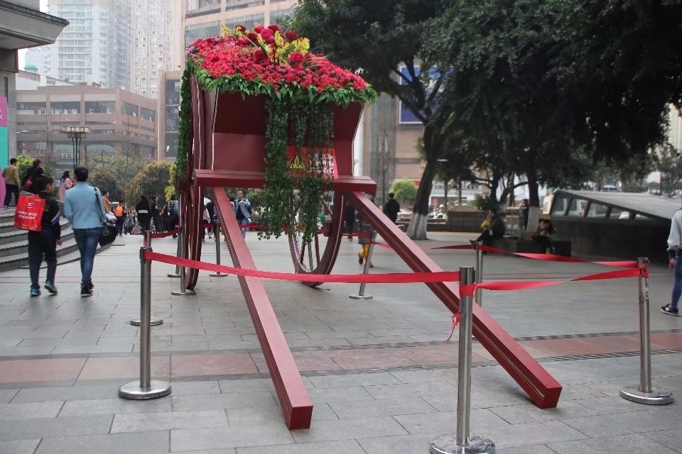 重庆现紫檀木打造成巨型"花车盆栽" 吸引不少市民围观拍照合影