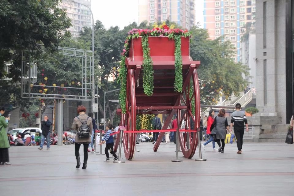 重庆现紫檀木打造成巨型"花车盆栽" 吸引不少市民围观拍照合影