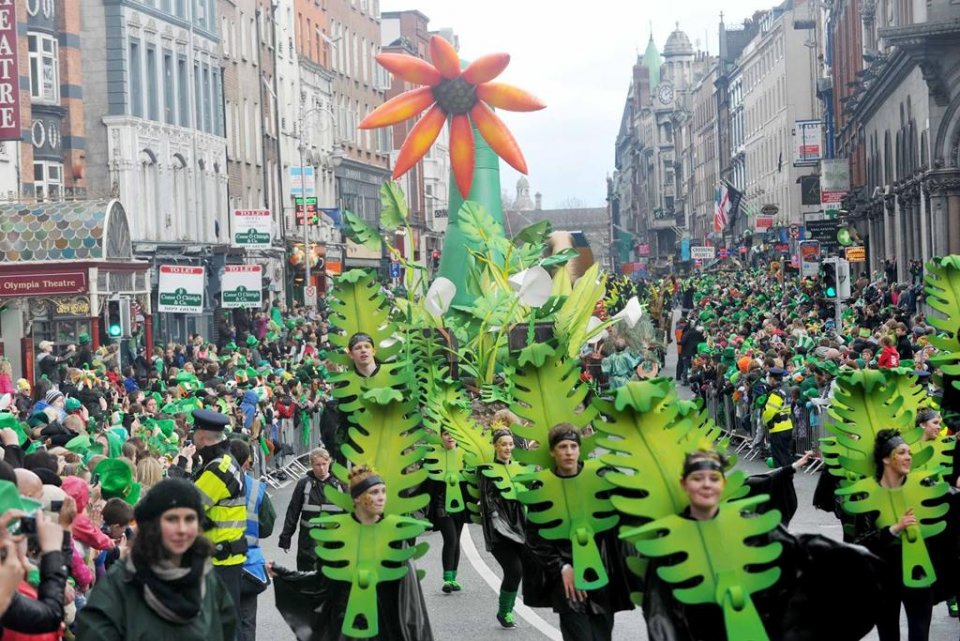 这个国家的人们喜欢头戴绿帽狂欢作乐|爱尔兰|游行|圣帕特里克_新浪
