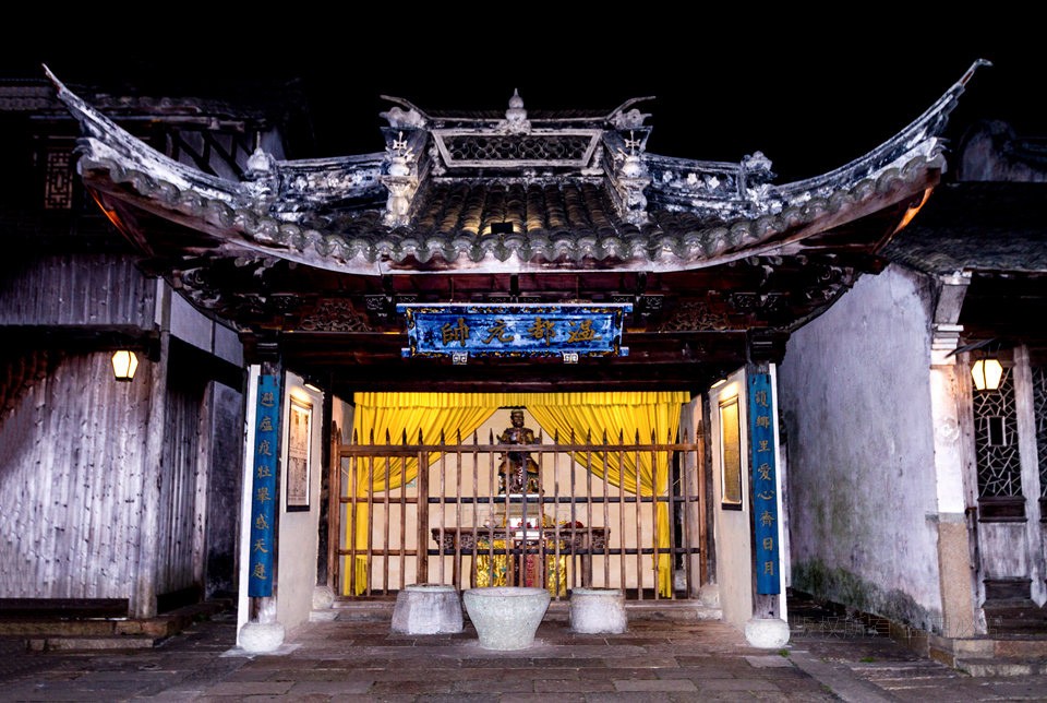 乌镇西栅夜幕降临火树银花乌篷船夜游品美食