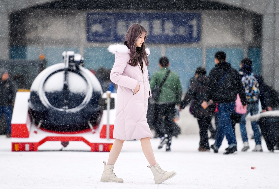 长春姑娘雪天穿长袄露大腿出行_新浪看点